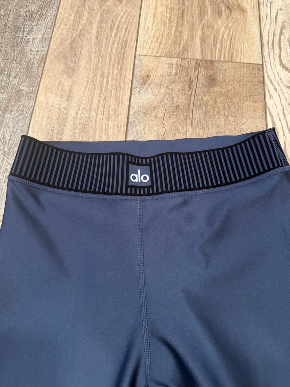 ALO Airlift High-Waist Line Up Capri in Navy Size S - Picture 10 of 13